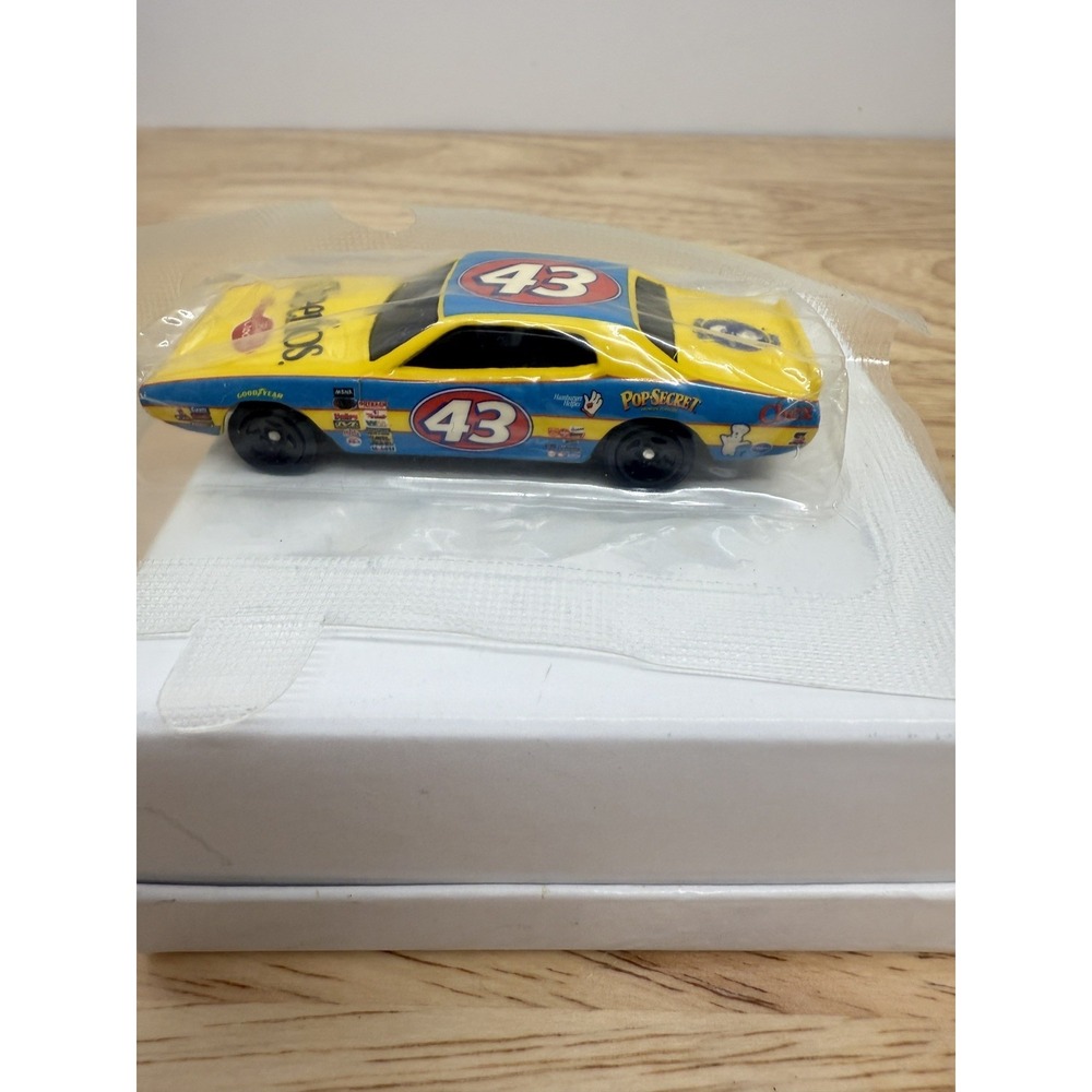 Hot Wheels Vintage SALUTE TO PETTY '74 Dodge Charger New Sealed General Mills 51